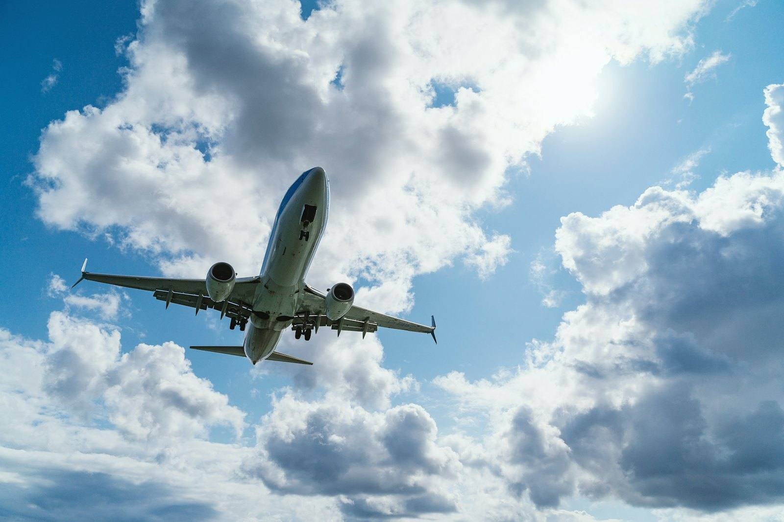 Avion en vol au-dessus des nuages