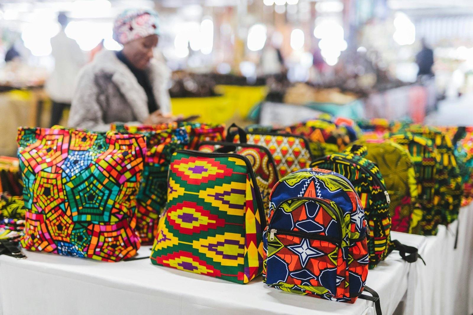 Sacs en tissu wax exposés sur un étal